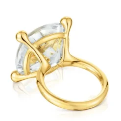 Anillo grande con baño de oro 18 kt sobre plata y cuarzo cristal de roca Color White