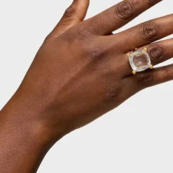 Anillo grande con baño de oro 18 kt sobre plata y cuarzo cristal de roca Color White
