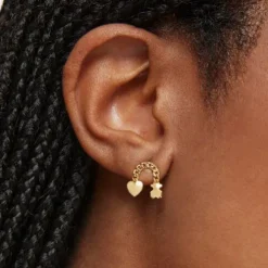Pendientes cortos con baño de oro 18 kt sobre plata y motivos Bold Motif