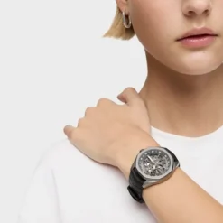 Reloj analógico automático con caja de titanio y brazalete de caucho negro TOUS Now
