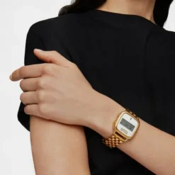 Reloj digital con brazalete de acero IP dorado D-Logo