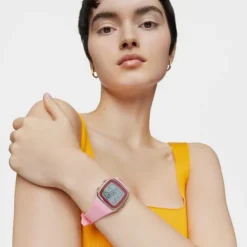 Reloj digital con correa de silicona en color rosa y caja de acero TOUS B-Time